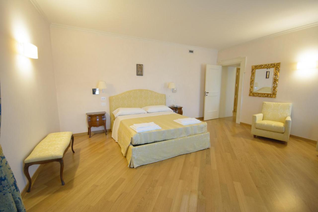 Suite,1290525655:JPEG